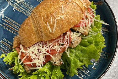 Круассан Цезарь с курицей