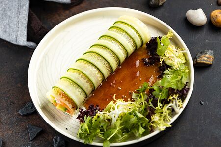 Ролл салат со слабосоленым лососем, сырным кремом и авокадо