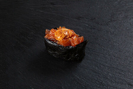 Копченый лосось спайс суши