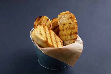 Чиабатта, запеченная на гриле с маслом и пряными травами