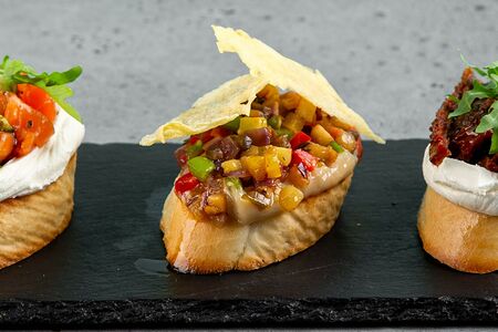 Тапос с вялеными томатами и сыром креметте