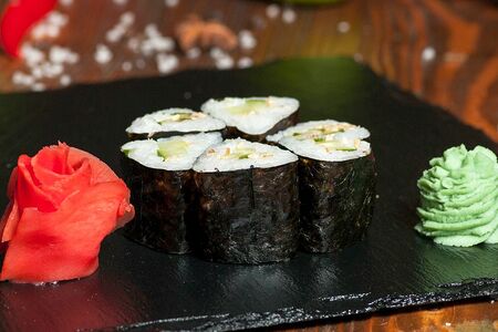 Ролл с огурцом