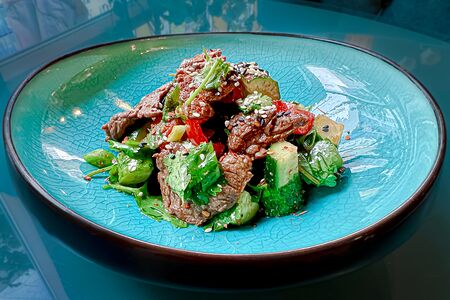 Салат с говядиной и хрустящими огурчиками