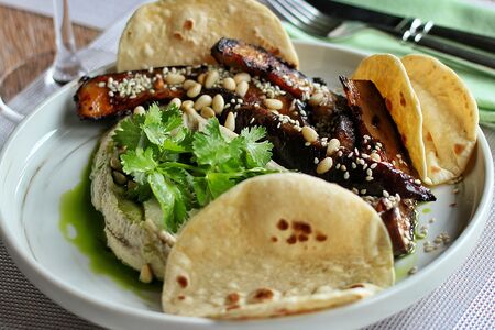 Хумус из белой фасоли с запеченным баклажаном и питой