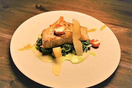 Треска на подушке из шпината в сливочном соусе