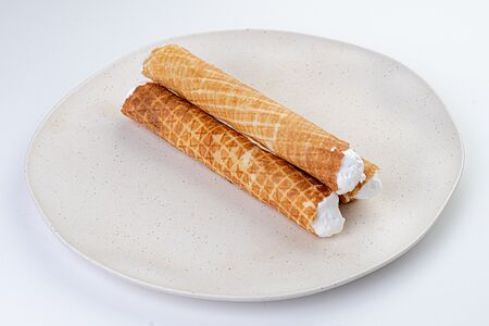 Вафельная трубочка с меренгой