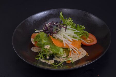 Салат с ореховой заправкой