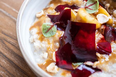 Каша овсяная с бананом, соленой карамелью и фундуком