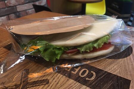 Пита с сыром моцарелла, курицей и соусом Песто