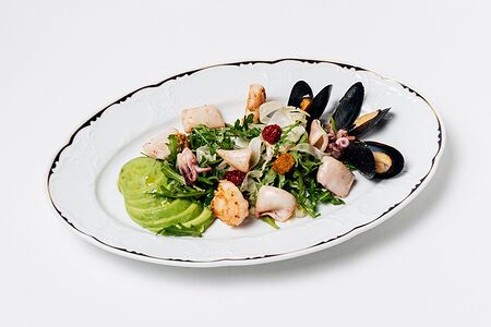 Салат с морепродуктами, томатами и авокадо