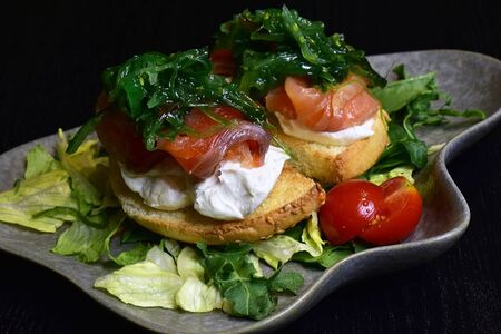 Брускетта с лососем и салатом чука