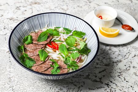 Фо-бо с говядиной и рисовой лапшой