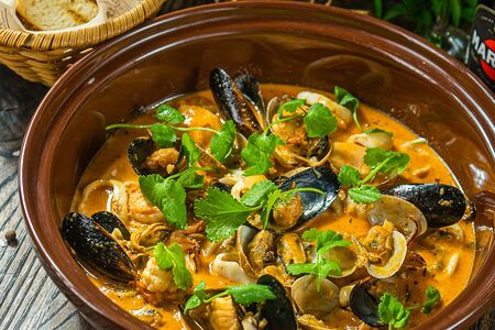 Большая порция морепродуктов в соусе Том ям