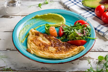 Омлет с лососем и микс-салатом