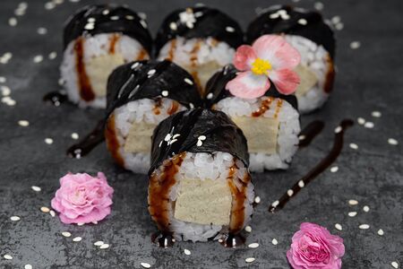 Малый ролл с омлетом, соусом унаги