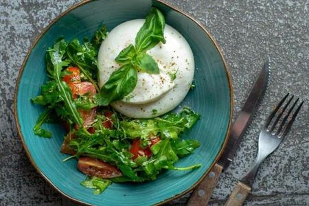 Буррата с томатами и песто