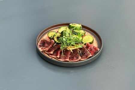 Закуска из ростбифа с битыми огурцами