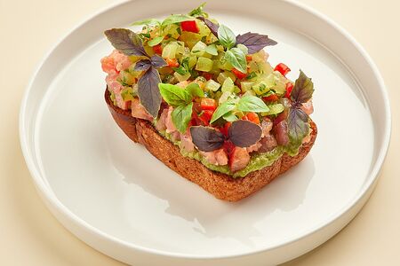 Брускетта с тартаром из тунца и авокадо