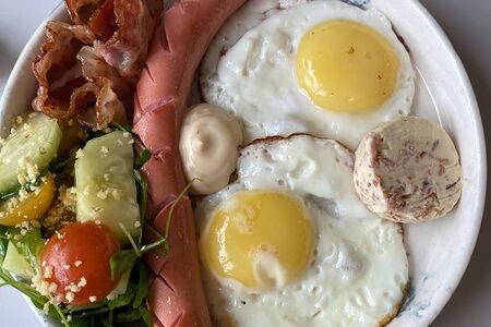 Глазунья с сосисками и свежими овощами