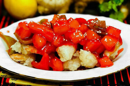 Креветки в кисло-сладком соусе с ананасами