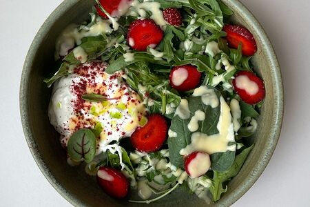 Салат с клубникой и страчателлой