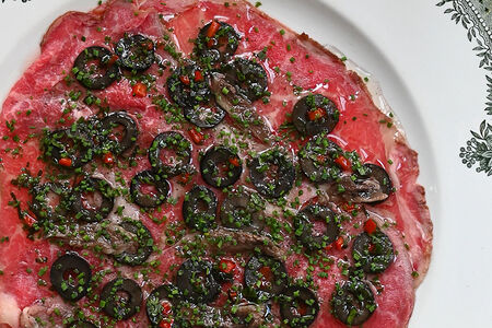 Ростбиф из рибая с маслинами и анчоусами