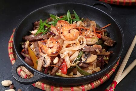 Лапша по-сингапурски с тигровыми креветками