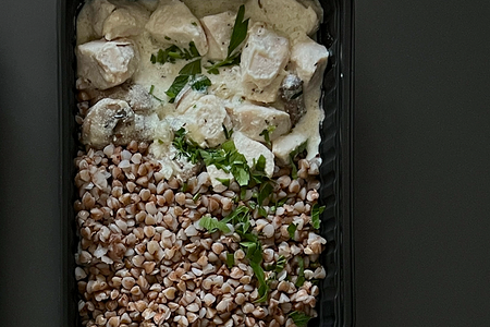 Ядрица с куриным филе в сливочно-грибном соусе