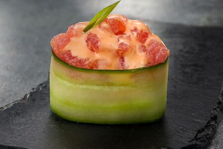 Гункан с тунцом