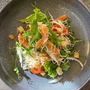 Салат Цезарь с лососем