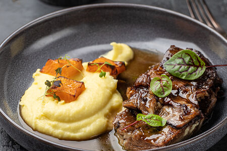 Томленая баранина с картофельным пюре