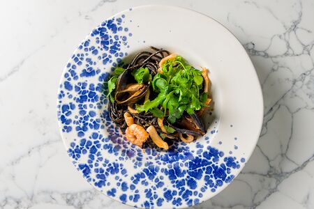 Черные спагетти с морепродуктами