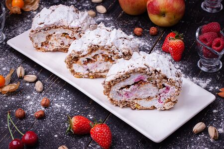 Меренговый рулет с фисташками и малиной
