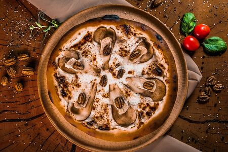 Пицца с грушей, голубым сыром и орехом пекан