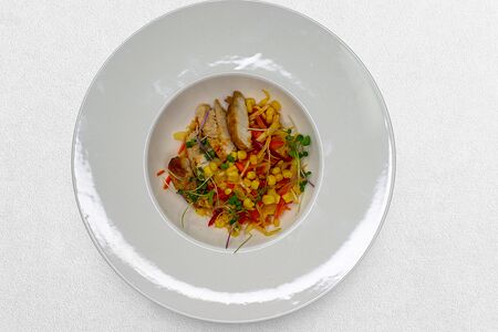 Салат Коул Слоу с курицей гриль