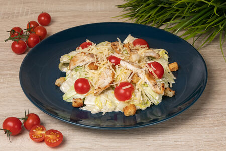 Салат Цезарь с курицей