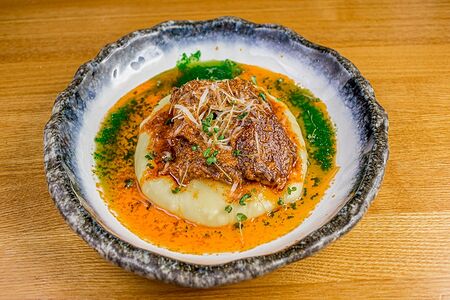 Говяжьи щеки с соусом демиглясс