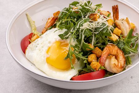 Салат Цезарь с креветками