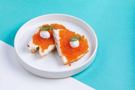 Бутерброд с красной икрой