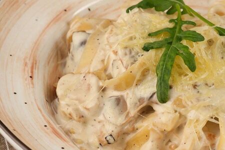 Паста с курицей и с грибами