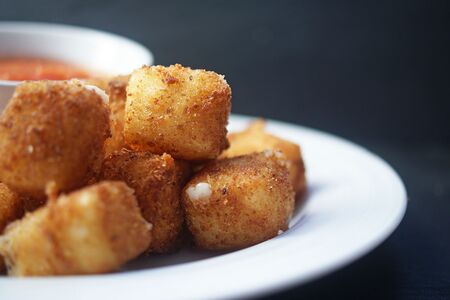 Жареный камамбер с брусничным соусом