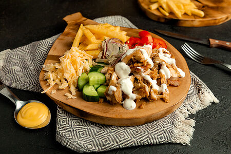 Шаверма на тарелке Сырная