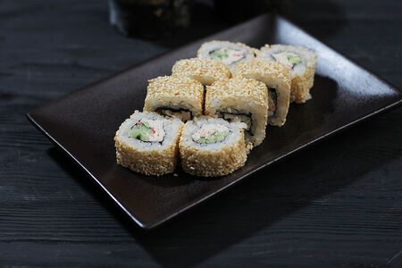 Ролл Калифорния в кунжуте