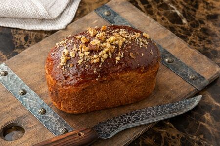 Каравай сдобный Праздничный с изюмом и орехами