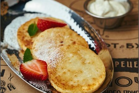 Творожные сырники с кокосовым соусом и сметаной