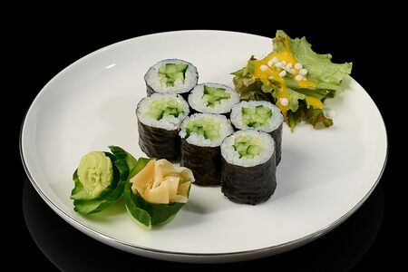 Маки ролл с огурцом