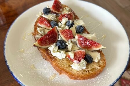 Френч тост с инжиром, маскарпоне, медом и дор-блю