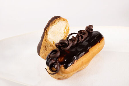 Эклер с заварным кремом