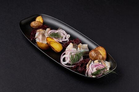 Сельдь малосольная с картофелем и свекольной икрой