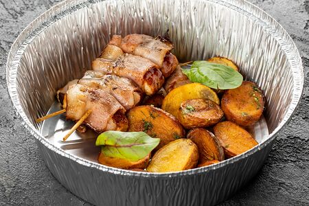 Шашлычок угорь, бекон